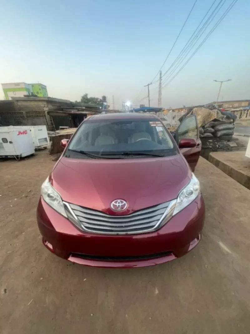 Toyota Sienna   - 2013