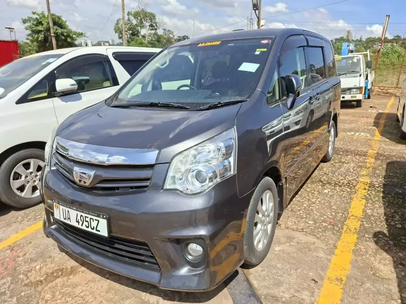 Toyota Noah   - 2012