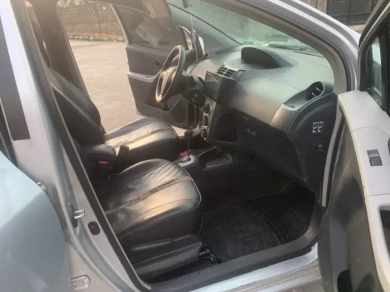 TOYOTA Yaris   - 2009