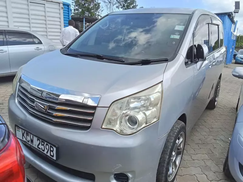 Toyota Noah   - 2012