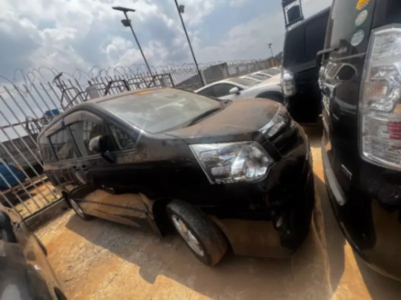 TOYOTA Noah   - 2012