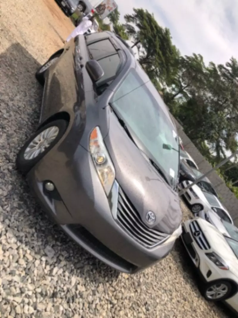 Toyota Sienna   - 2013