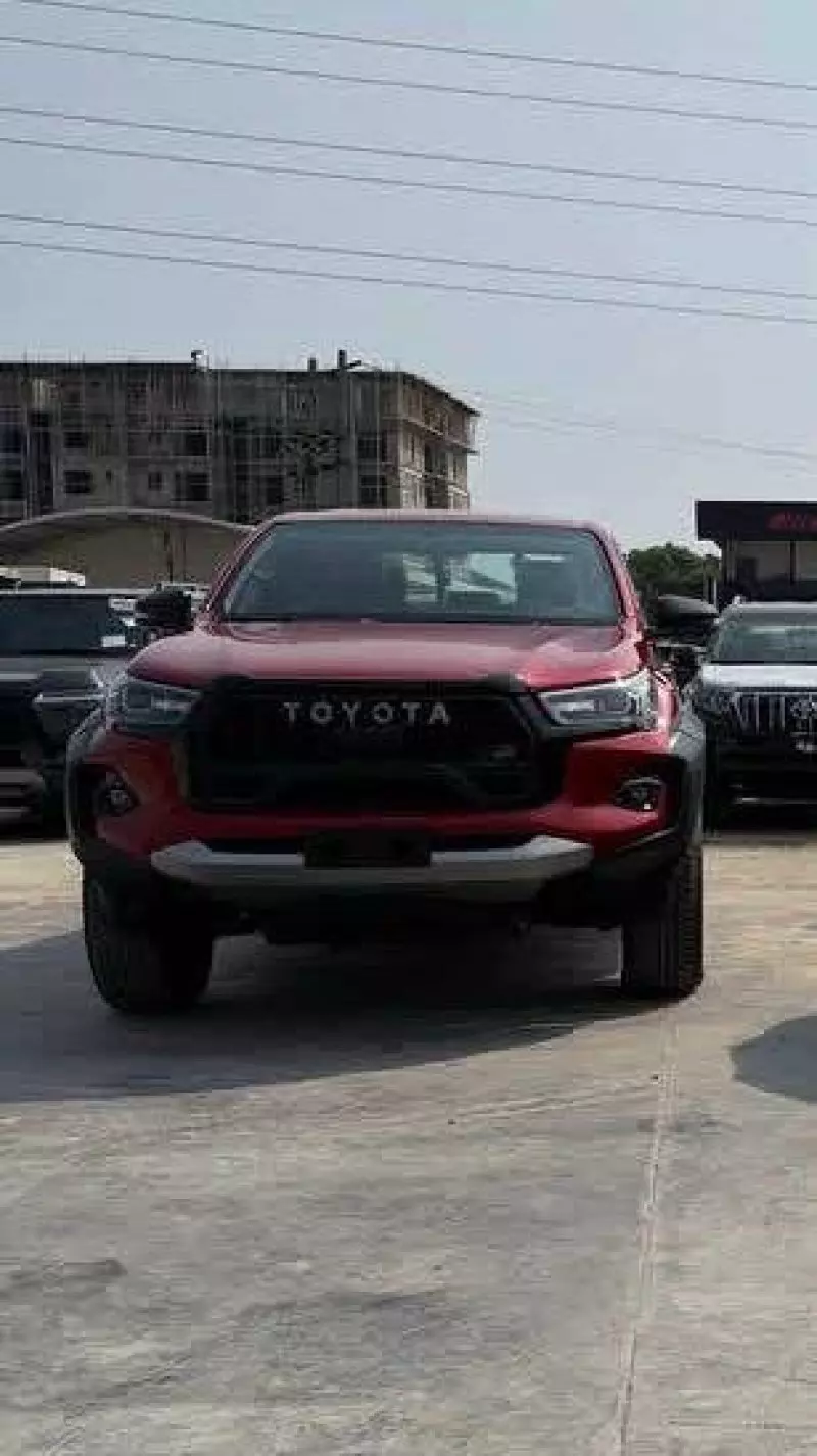Toyota Hilux   - 2024