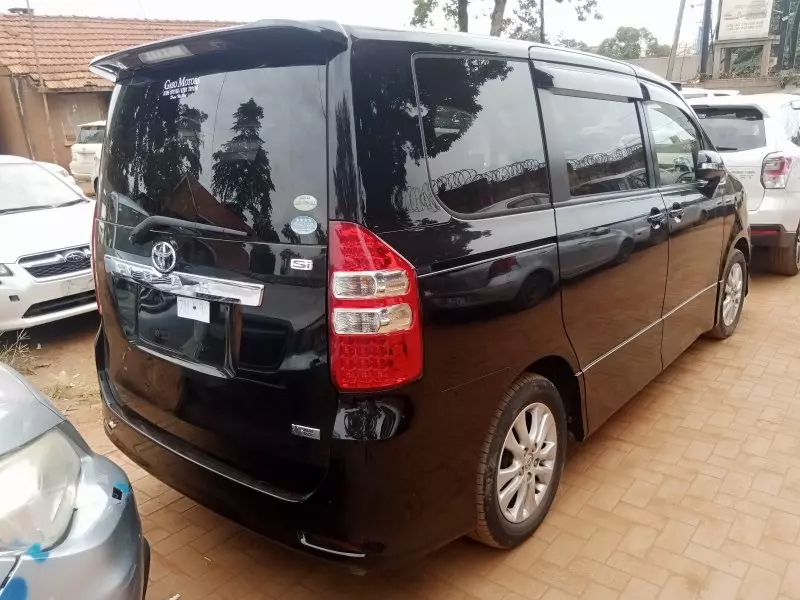 Toyota Noah - 2012
