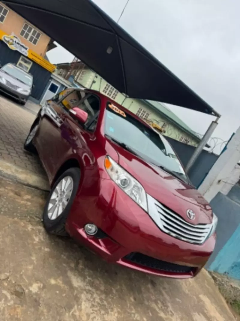 TOYOTA Sienna - 2014