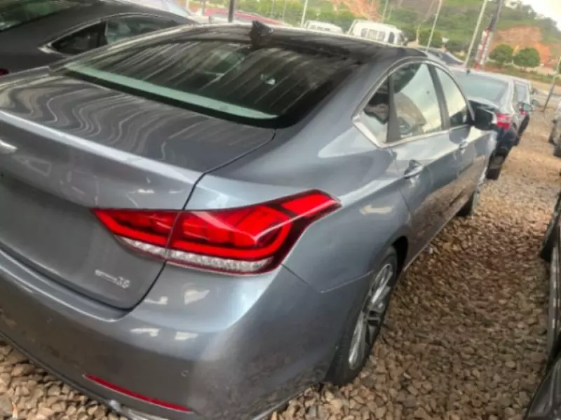 Hyundai Genesis   - 2015