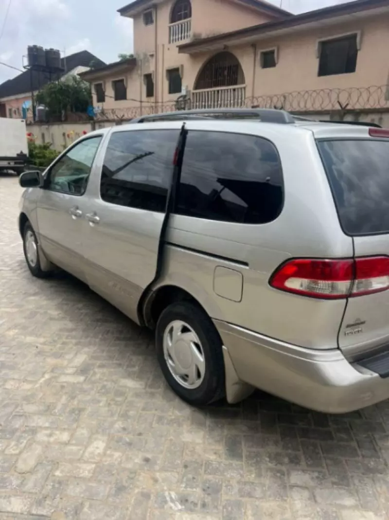 Toyota Sienna   - 2001