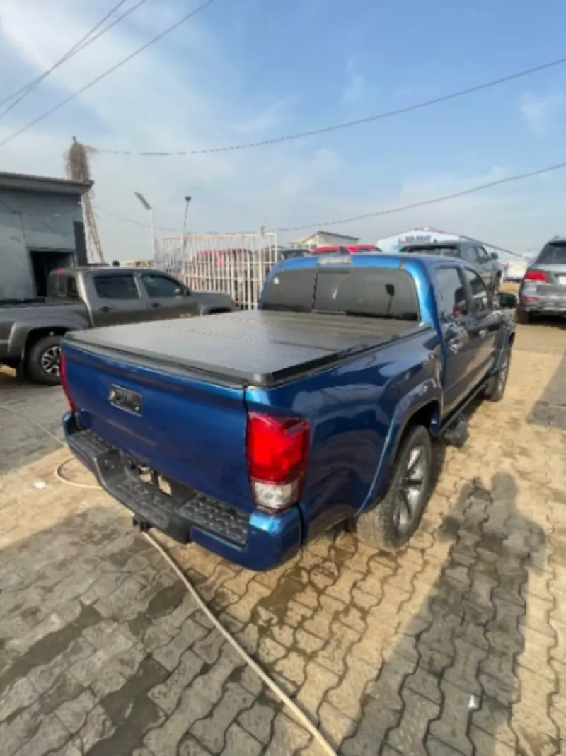Toyota Tacoma   - 2017