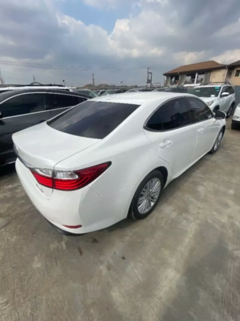 Lexus ES   - 2013