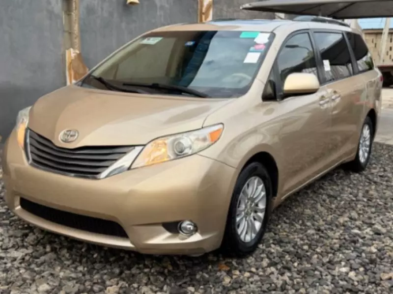 Toyota Sienna   - 2010