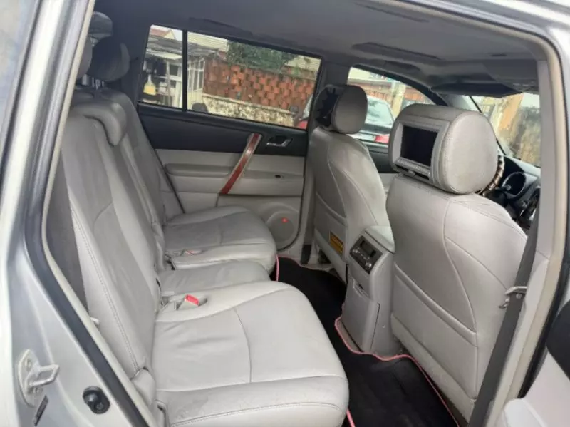 Toyota Highlander   - 2011