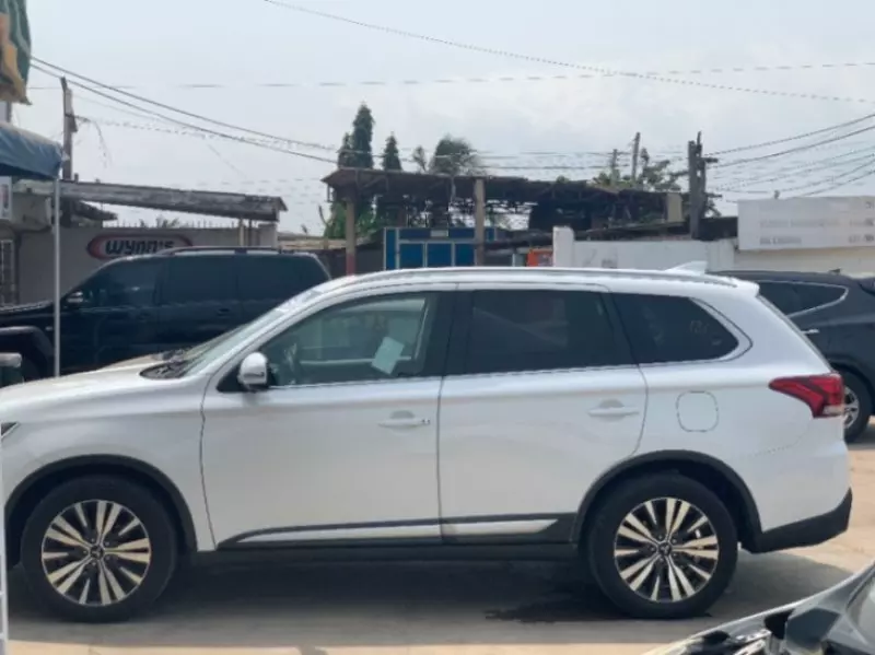 Mitsubishi Outlander   - 2019