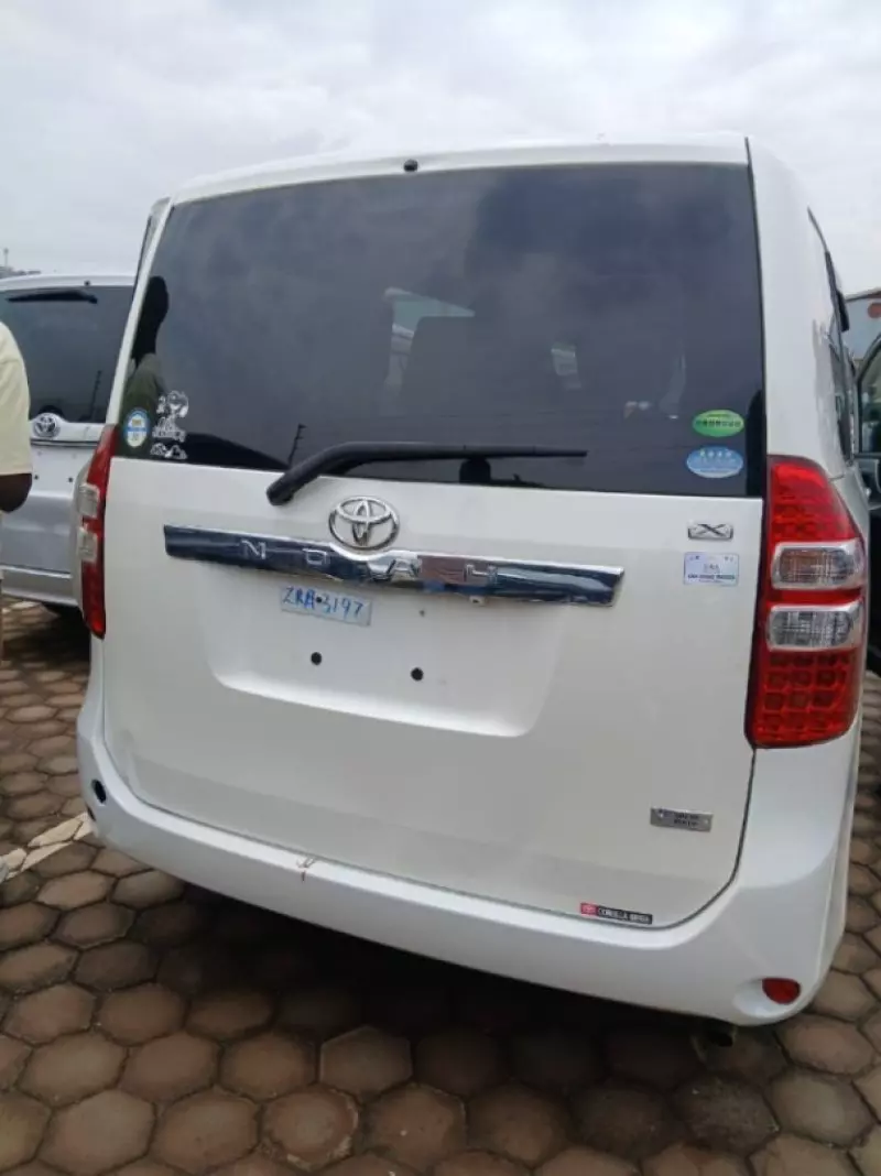 Toyota Noah   - 2013