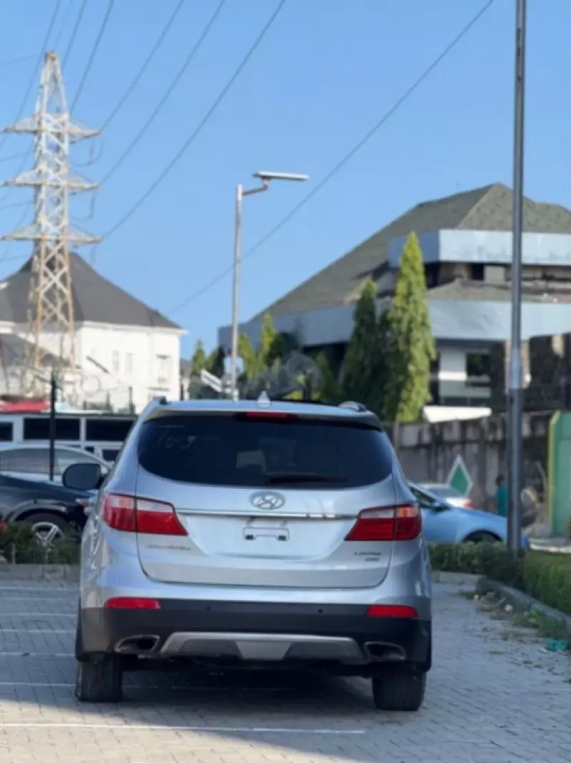Hyundai Santa Fe   - 2015