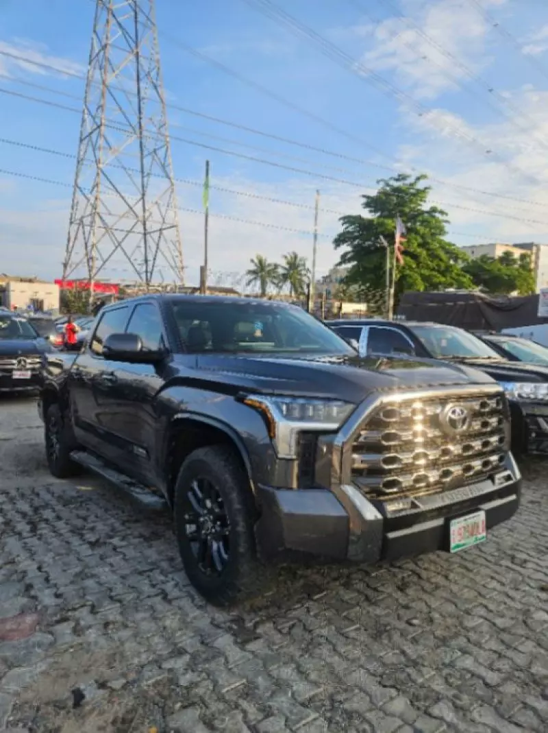TOYOTA Tundra   - 2023