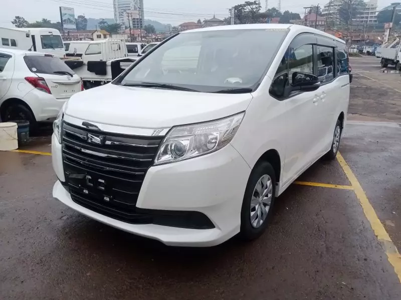 Toyota Noah   - 2016