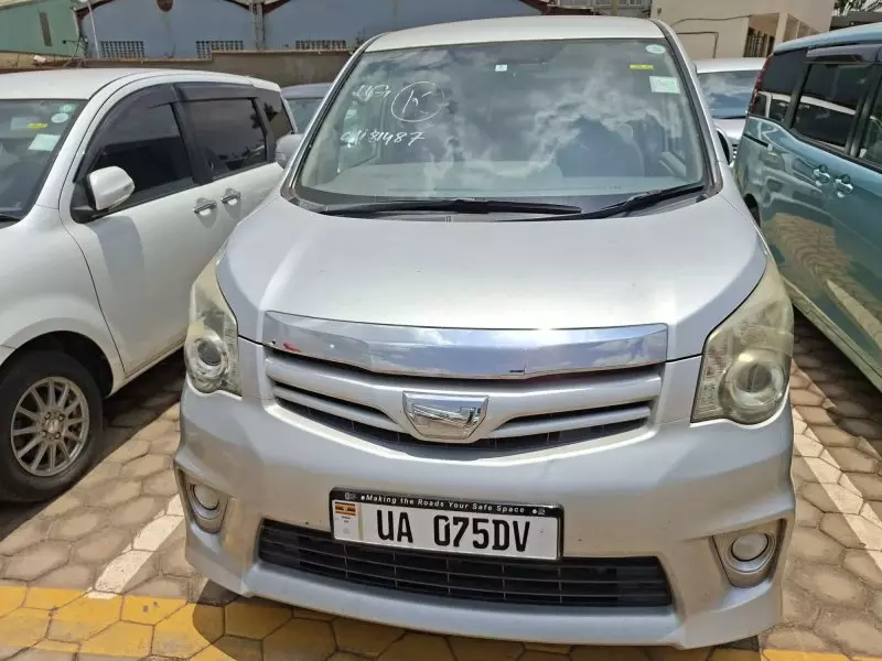 Toyota Noah   - 2012