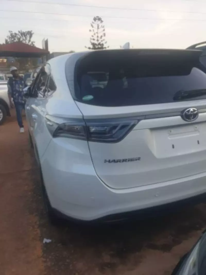 Toyota Harrier   - 2016