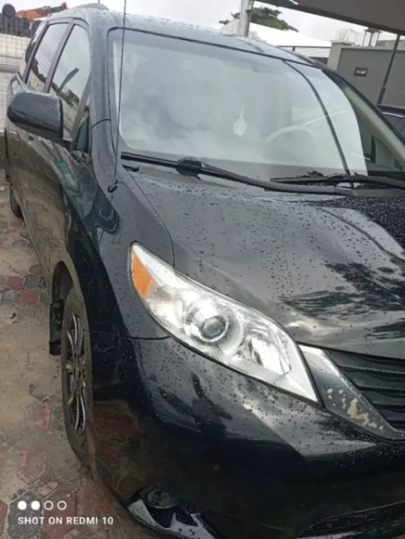Toyota Sienna   - 2010