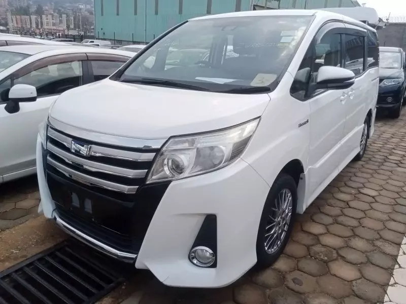 Toyota Noah Hybrid - 2016