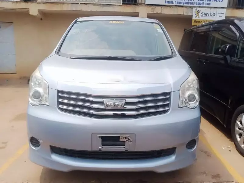 Toyota Noah   - 2012