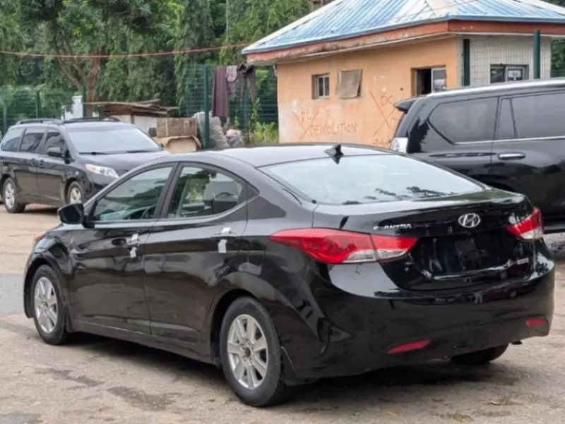 Hyundai Elantra   - 2013