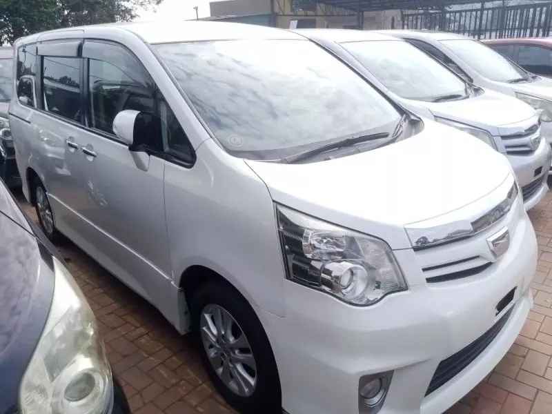 Toyota Noah - 2012