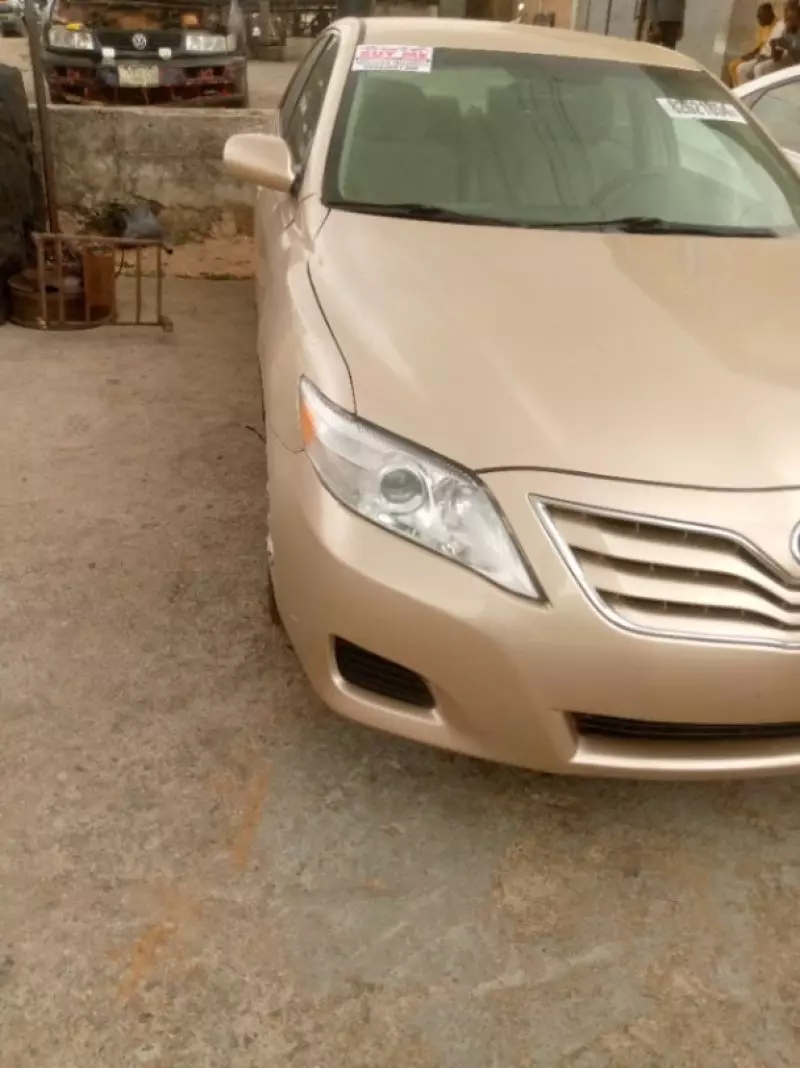 Toyota Camry   - 2010