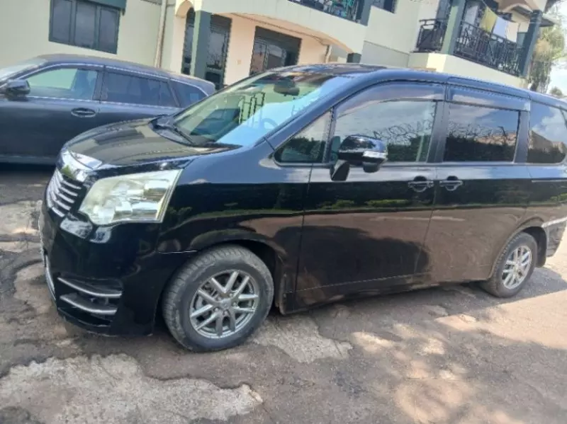 Toyota Noah - 2013