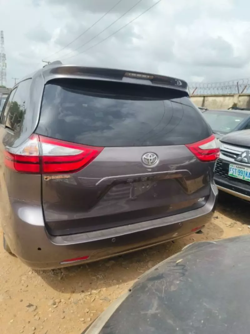 TOYOTA Sienna   - 2016