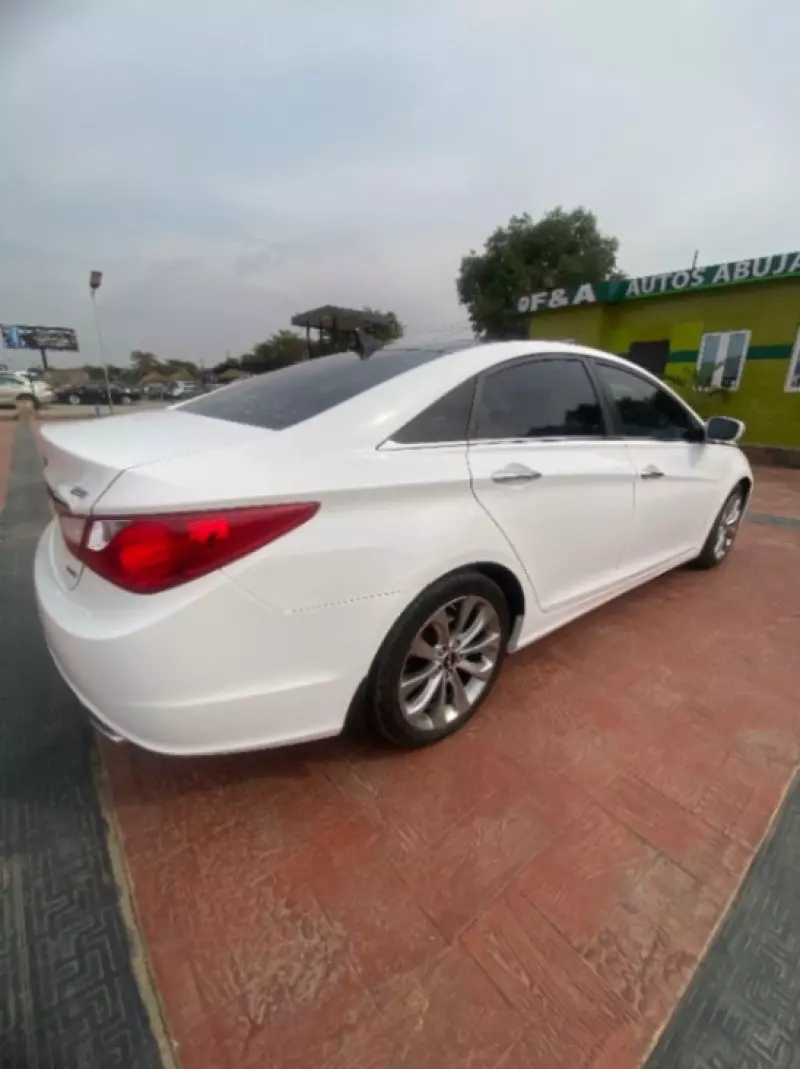 Hyundai Sonata   - 2012