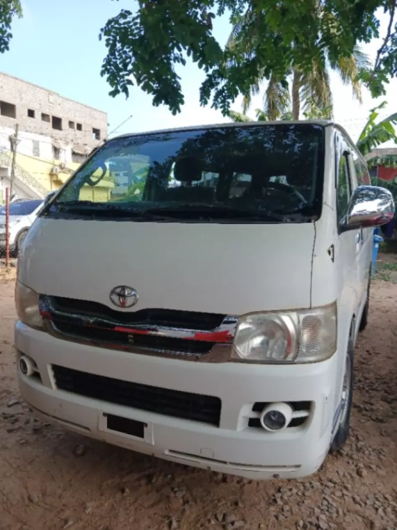 TOYOTA Hiace   - 2010