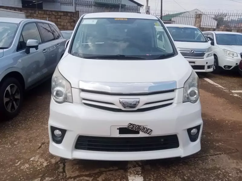 Toyota Noah   - 2012