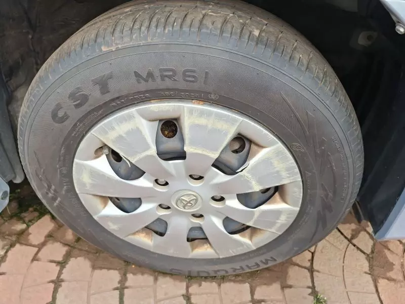 Toyota Noah   - 2013