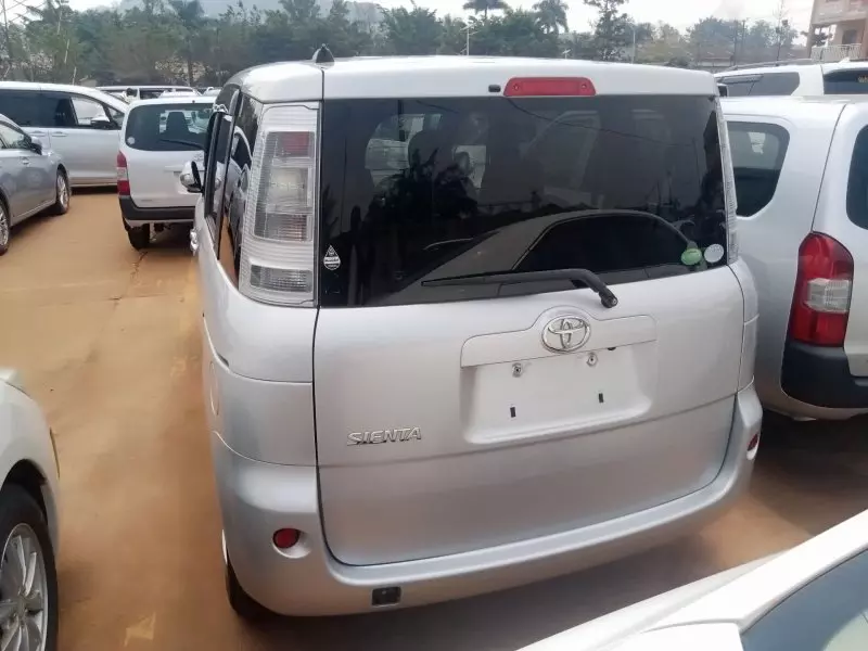 Toyota Sienta   - 2012