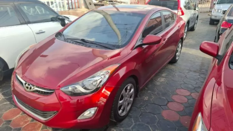Hyundai Elantra   - 2012