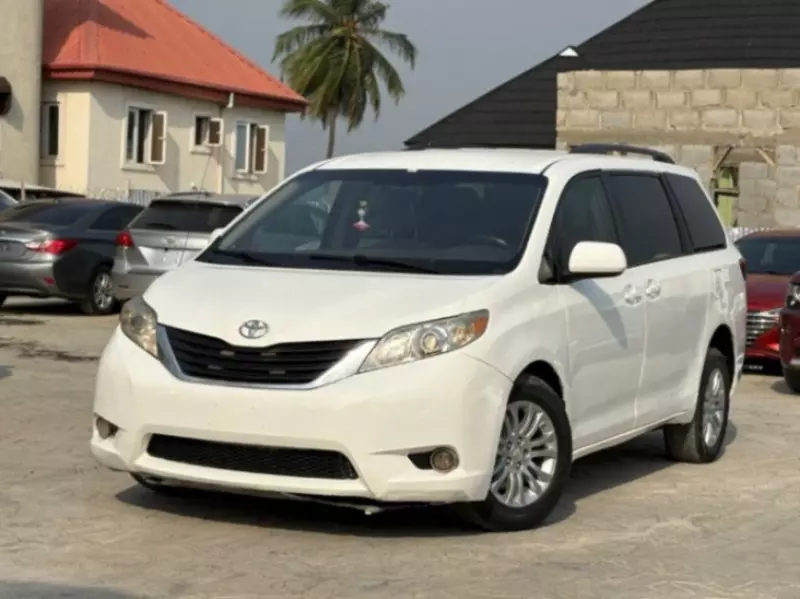 Toyota Sienna   - 2013