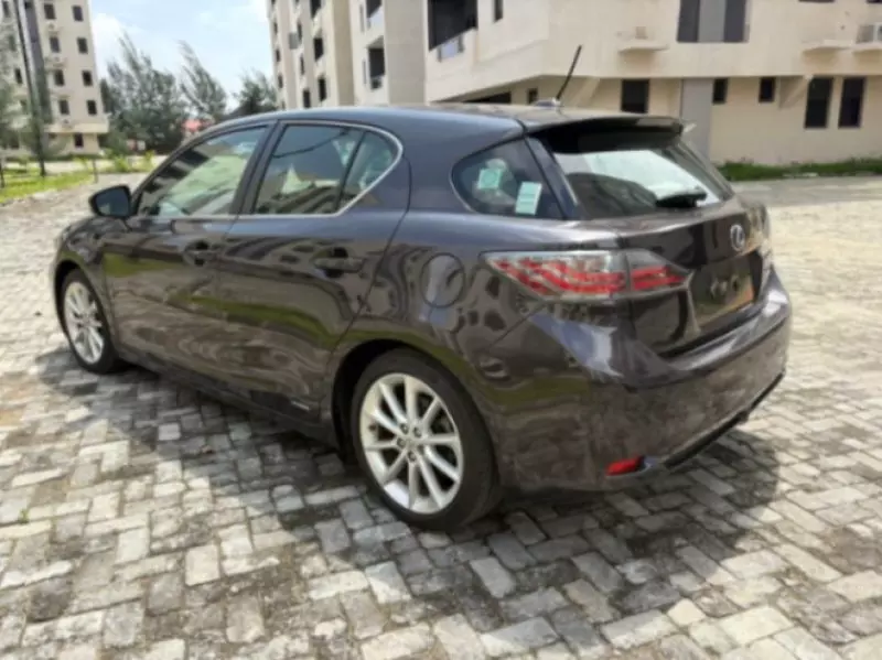 Lexus CT 200h   - 2012