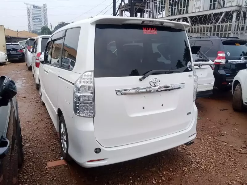 Toyota Noah   - 2012