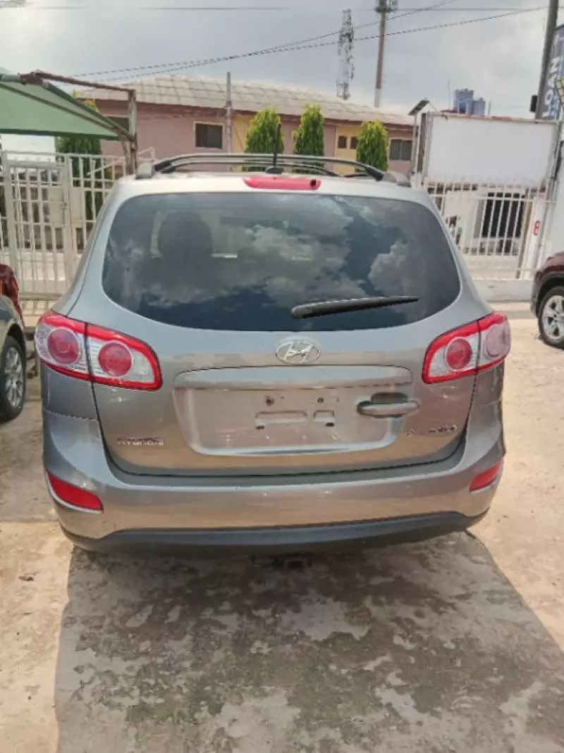 Hyundai Santa Fe   - 2011