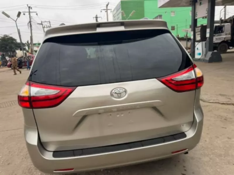 Toyota Sienna   - 2015