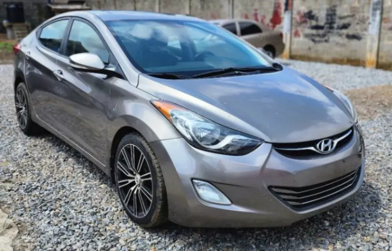 Hyundai Elantra   - 2013