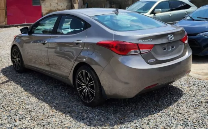 Hyundai Elantra   - 2013