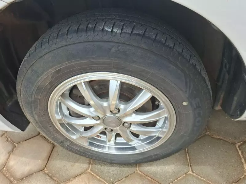Toyota Sienta   - 2012