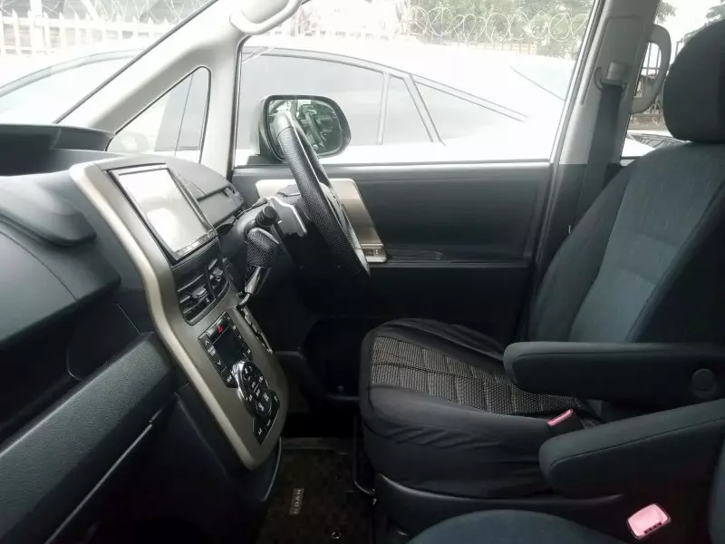 Toyota Noah   - 2012