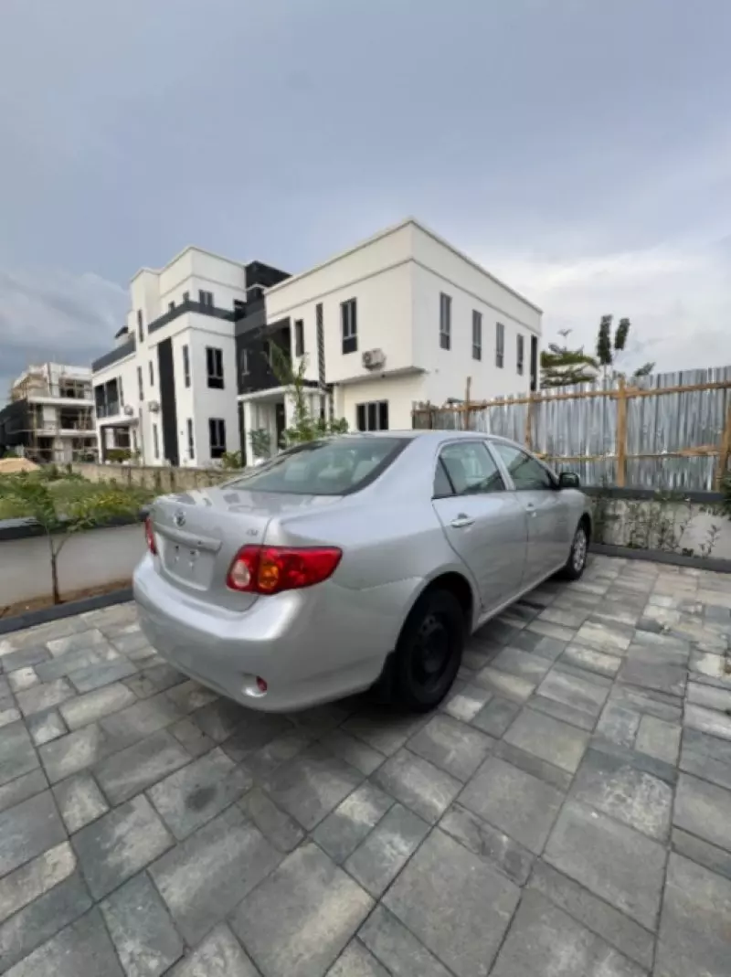 Toyota Corolla   - 2009
