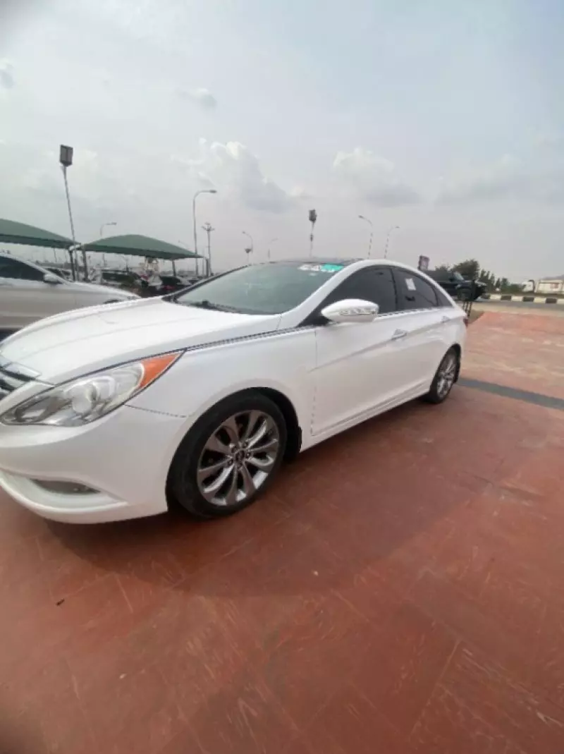 Hyundai Sonata   - 2012