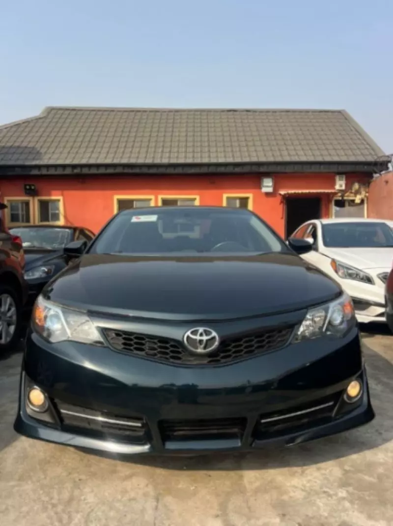 Toyota Camry   - 2014