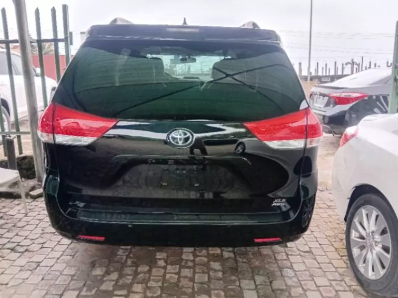 TOYOTA Sienna   - 2011