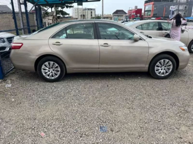 Toyota Camry   - 2009